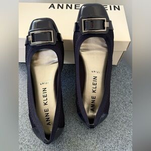EUC Anne Klein Women's Uplift Sport Buckle Navy Ballet Flats  8.5